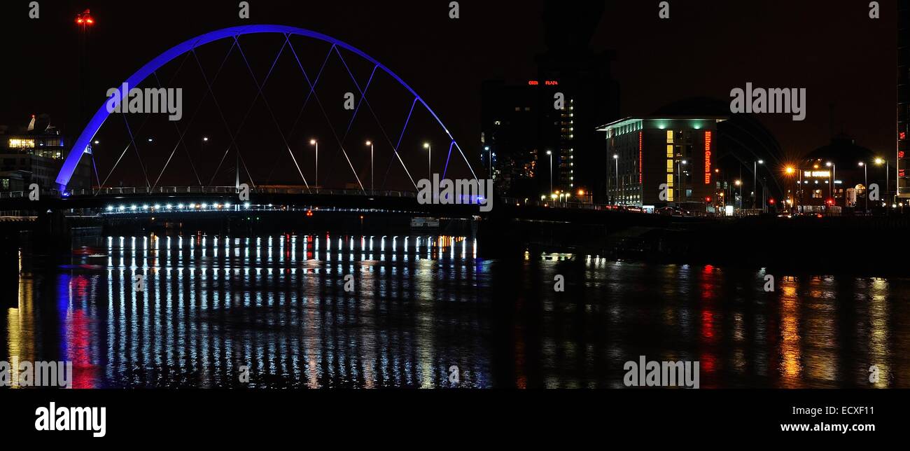 Bunte Reflexionen am Flussufer in Glasgow, Scotland, UK Stockfoto
