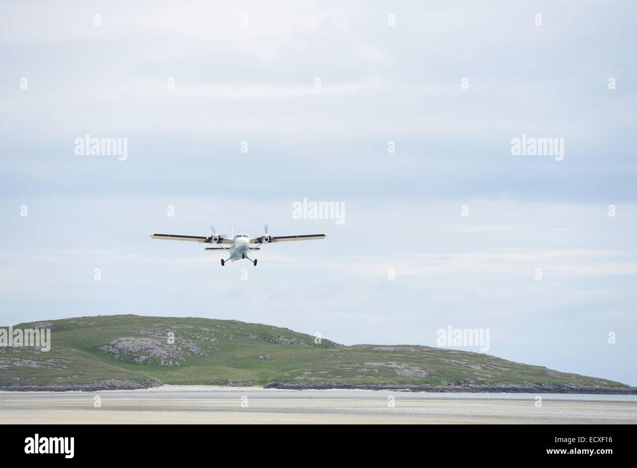 Flugzeug kommt ins Land am Strand von Eoligarry, Isle of Barra Airport. Stockfoto