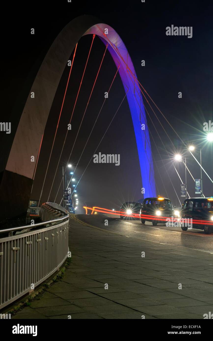 Der Clyde-Bogen Brücke beleuchtet in Finnieston, Glasgow mit Auto Lichtspuren. Stockfoto