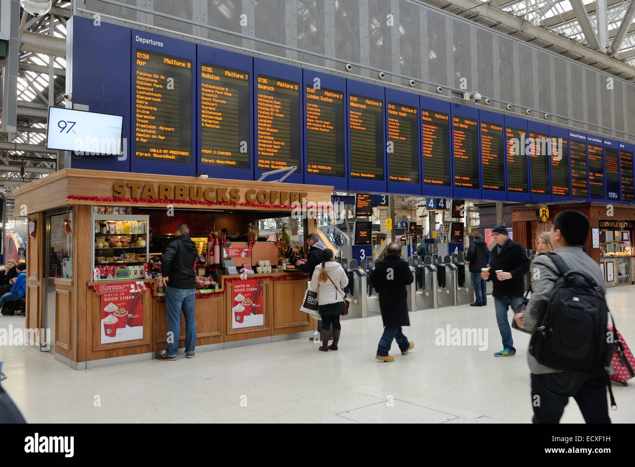 Ein Starbucks-Kiosk verkauft Kaffee, Bahn-Pendler in Glasgow Central station Stockfoto