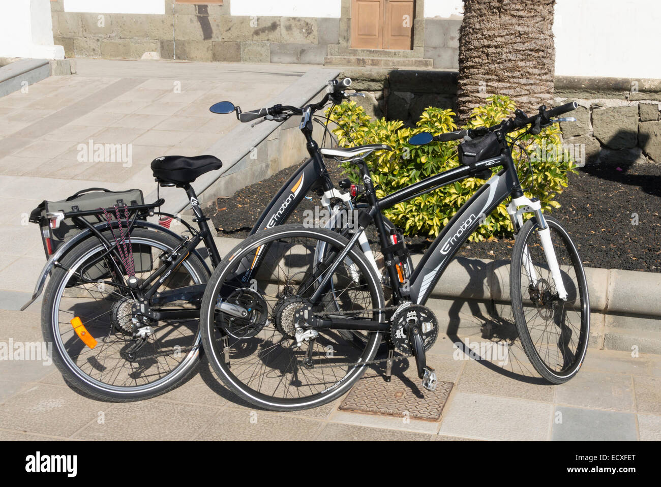 Gran Canaria - Maspalomas, Paseo Maritim, Promenade und Strand. Elektro-Fahrrad-Verleih, Fahrräder geparkt. Stockfoto