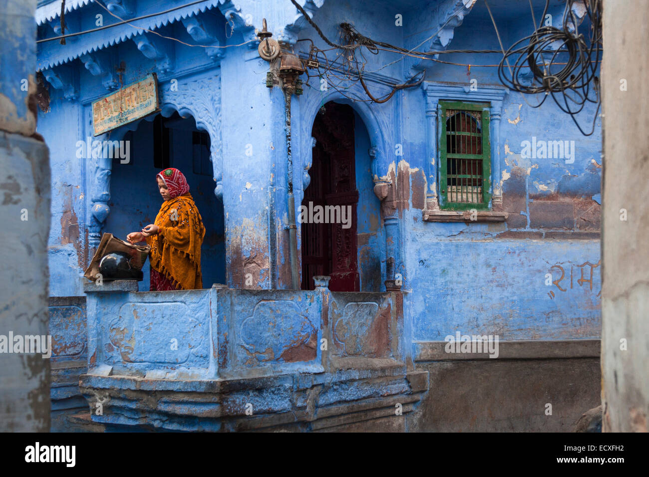 Indische Frau stehen auf ihrer Terrasse in Jodhpur, Indien "Blaue Stadt" Stockfoto