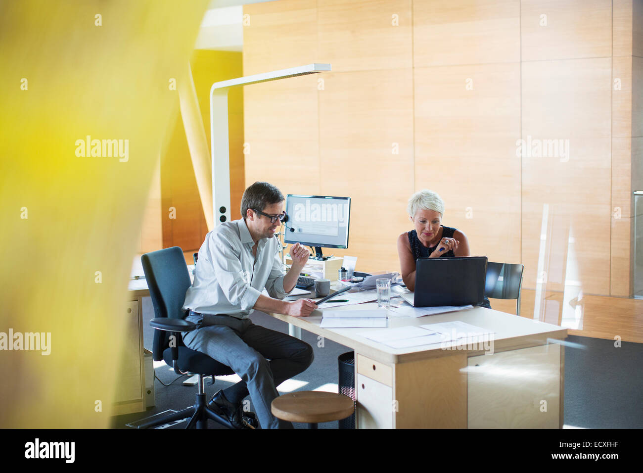 Geschäftsleute sprechen am Schreibtisch Stockfoto