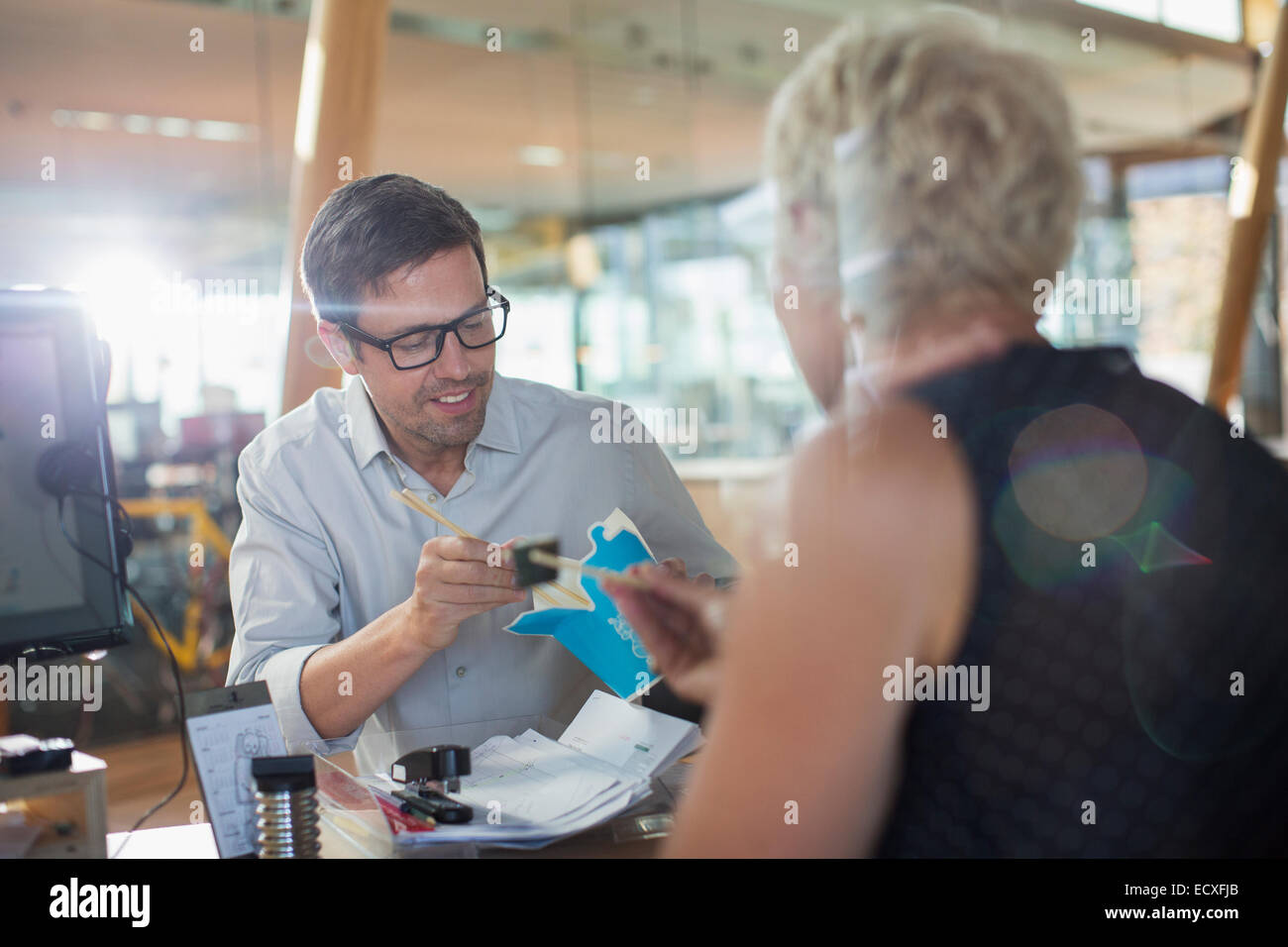 Business-Leute-Essen im Büro-Schreibtisch Stockfoto