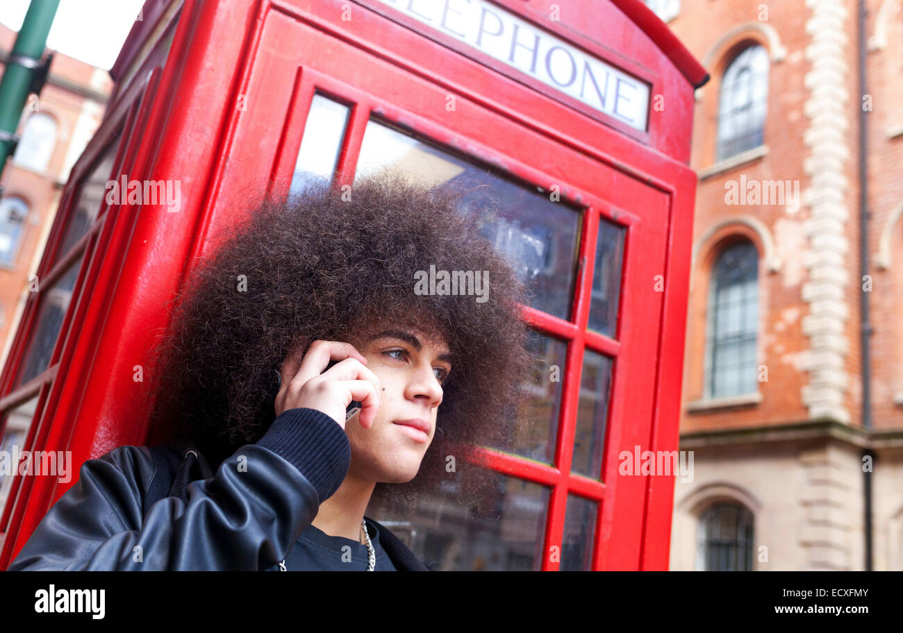 Ein Teenager mit einem Mobiltelefon in Großbritannien. Stockfoto