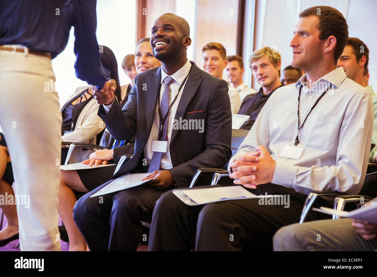 Geschäftsleute Händeschütteln bei Geschäftstreffen im Konferenzraum Stockfoto