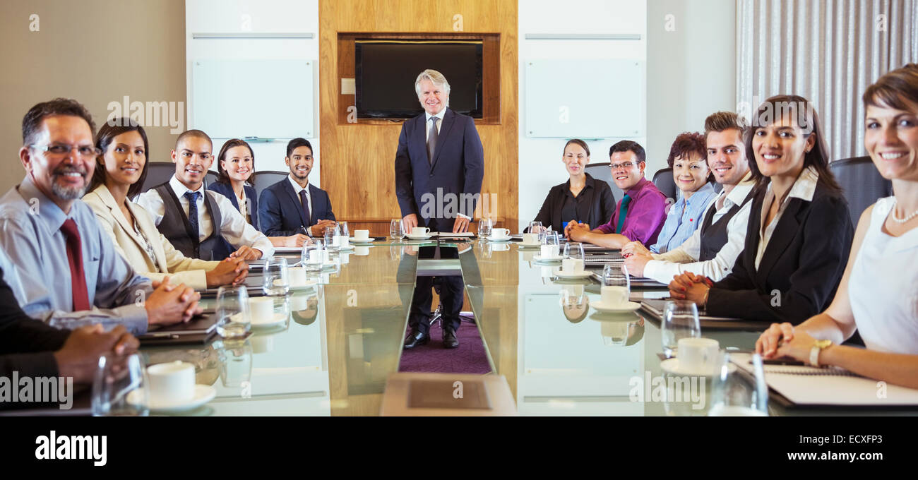 Geschäftsleute, posiert im Konferenzraum Stockfoto