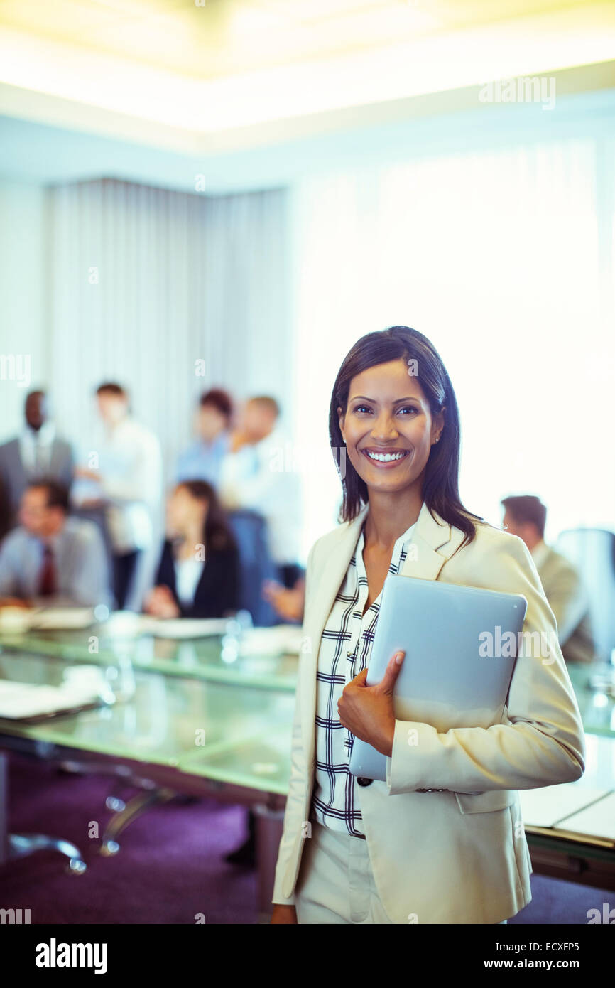 Porträt der Geschäftsfrau mit Laptop im Konferenzraum Stockfoto