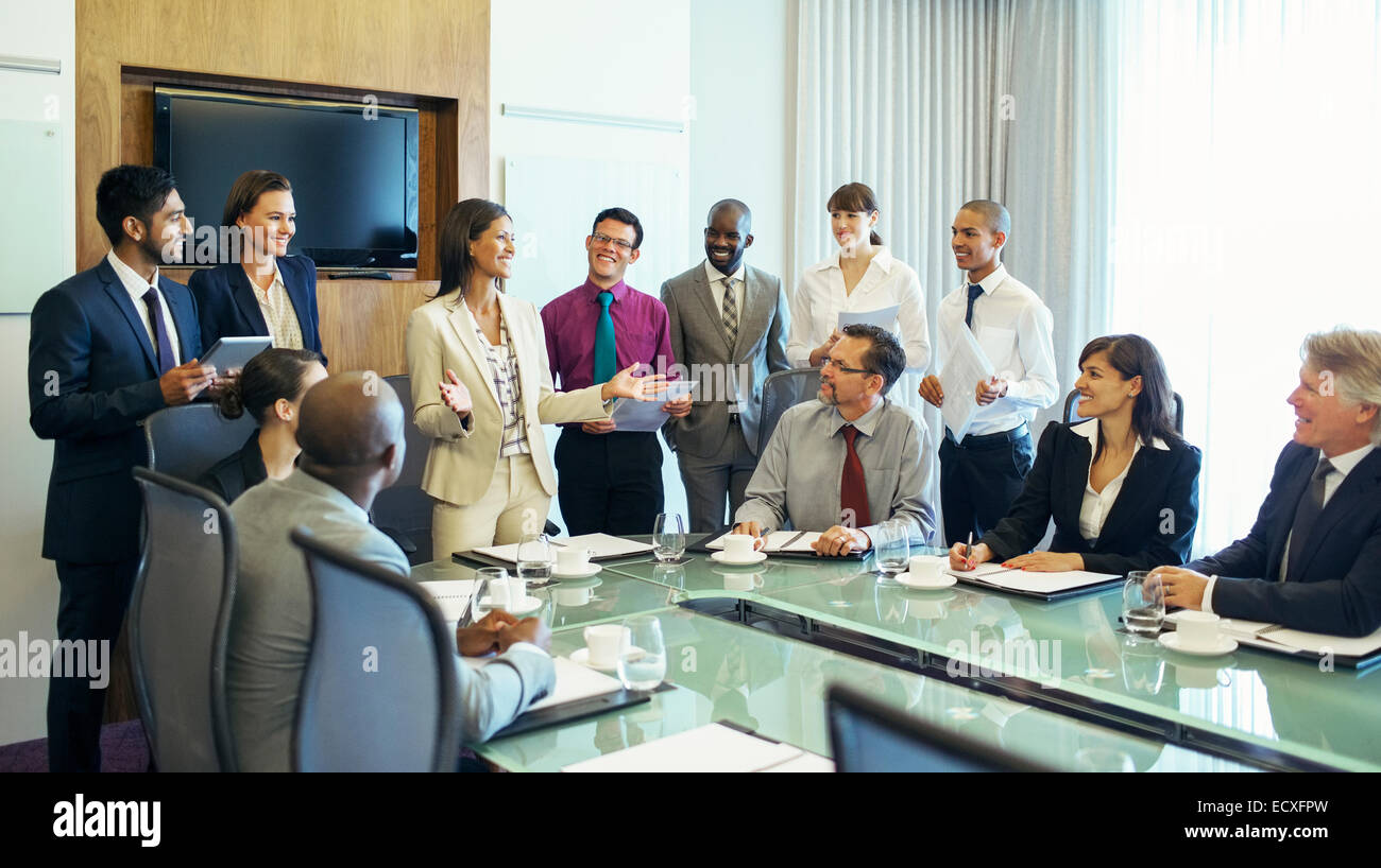 Geschäftsfrau am Kopf der Konferenztisch stehen und reden Stockfoto