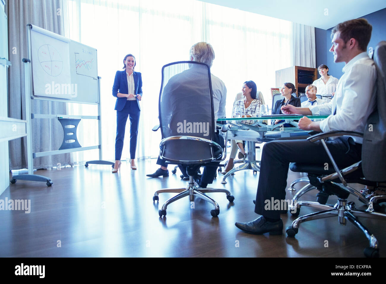 Gruppe von Geschäftsleuten, die Präsentation im Büro anhören Stockfoto