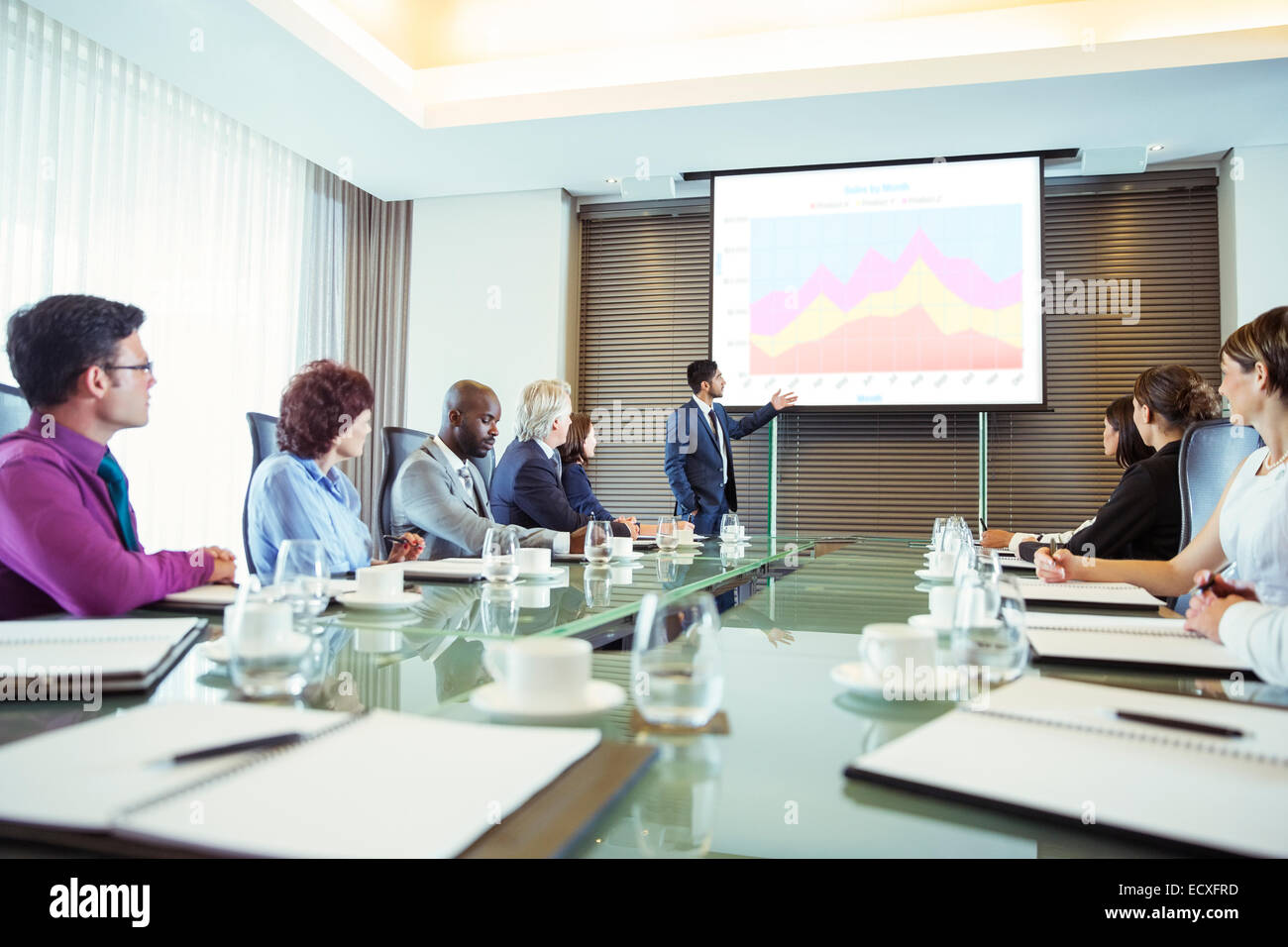 Multiethnische Gruppe von Menschen hören, Präsentation im Konferenzraum Stockfoto