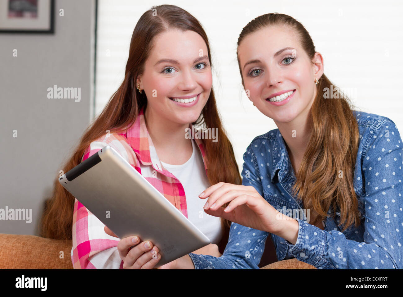 Zwei junge Frauen mit Tablet-Technologie zu Hause Stockfoto