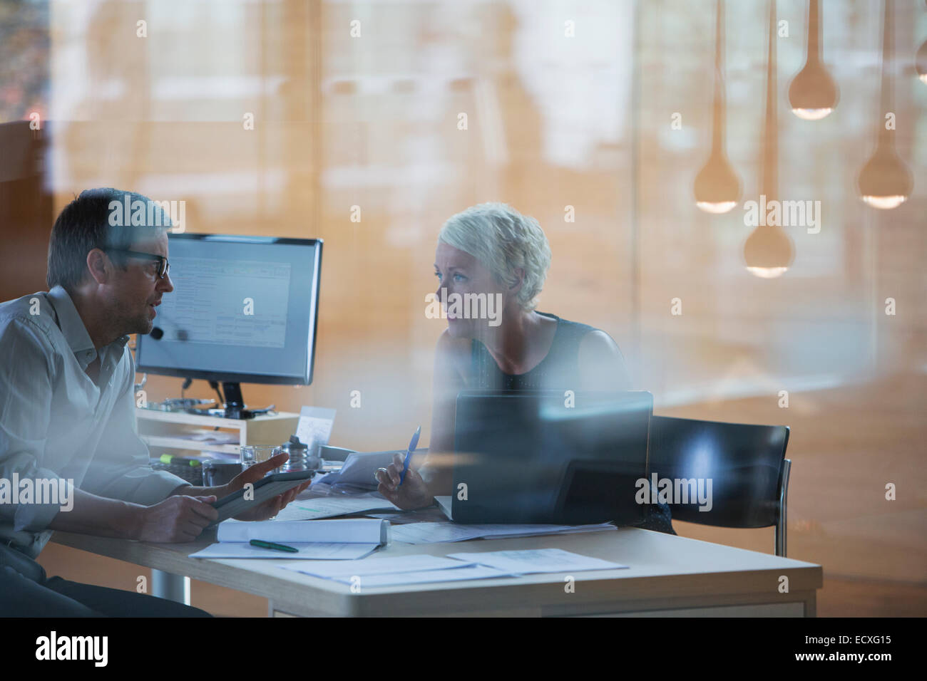 Geschäftsleute sprechen am Schreibtisch Stockfoto