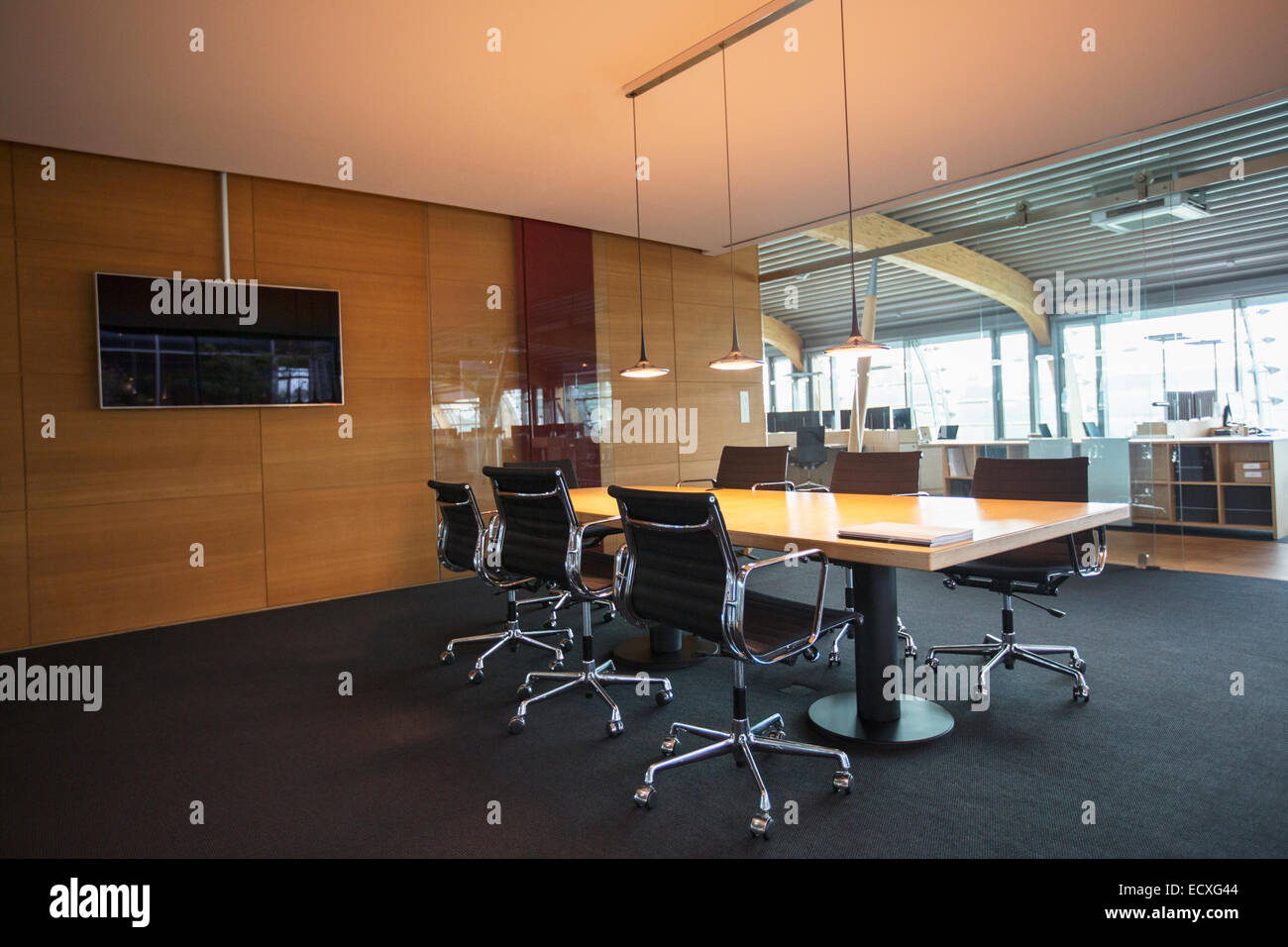Konferenztisch in leeres Büro, Tagungsraum Stockfoto