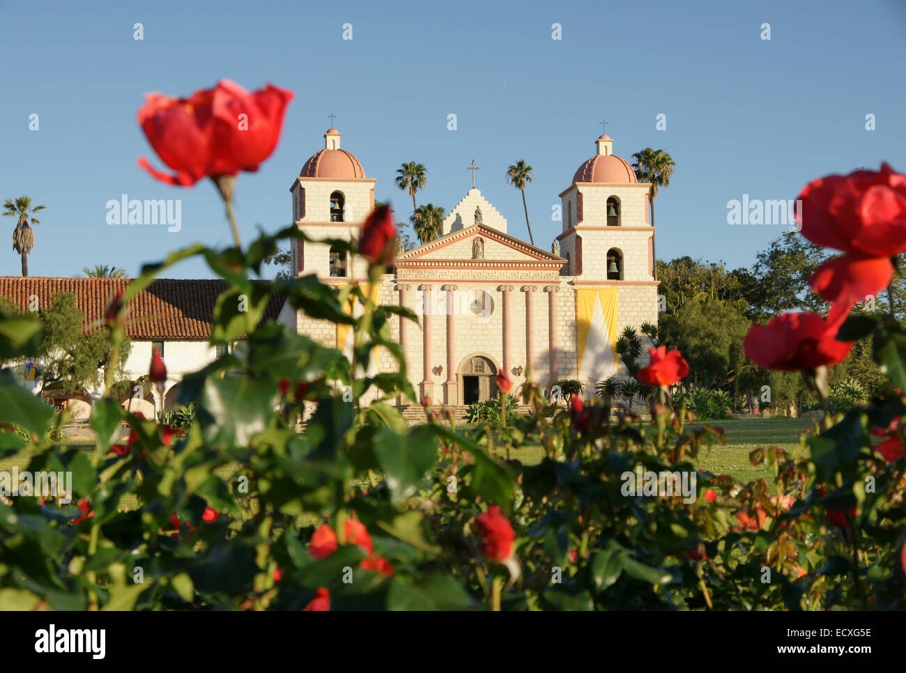 Mission Santa Barbara hinter rote Rosen. Stockfoto