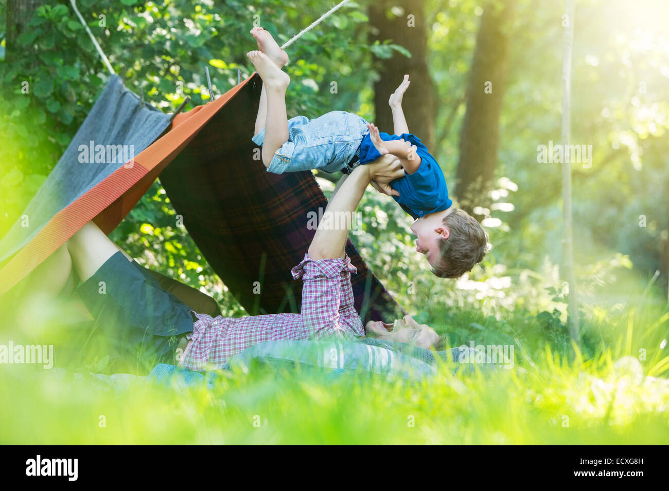 Vater und Sohn spielen in der Nähe von camping Zelt Stockfoto