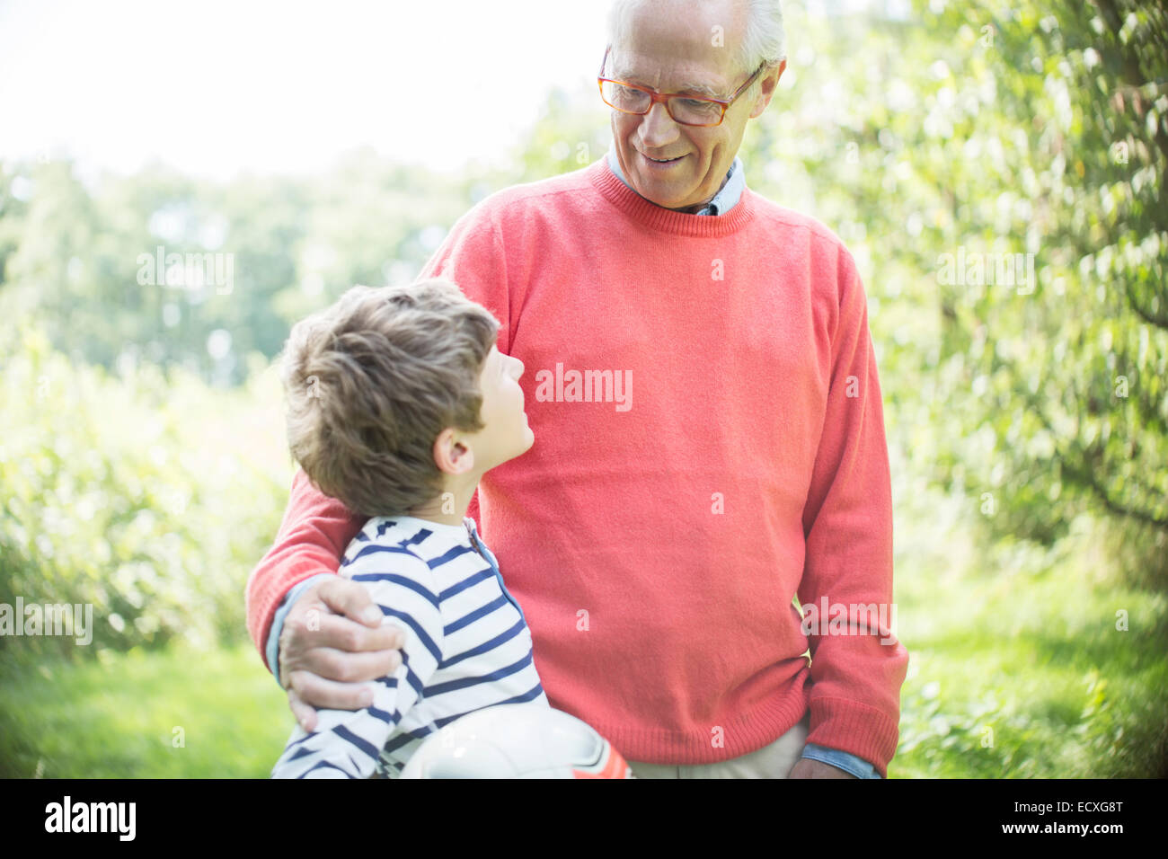 Großvater und Enkel umarmt im freien Stockfoto