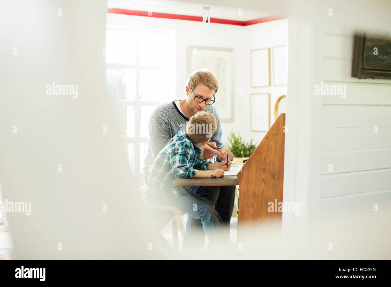 Vater und Sohn am Tisch reden Stockfoto