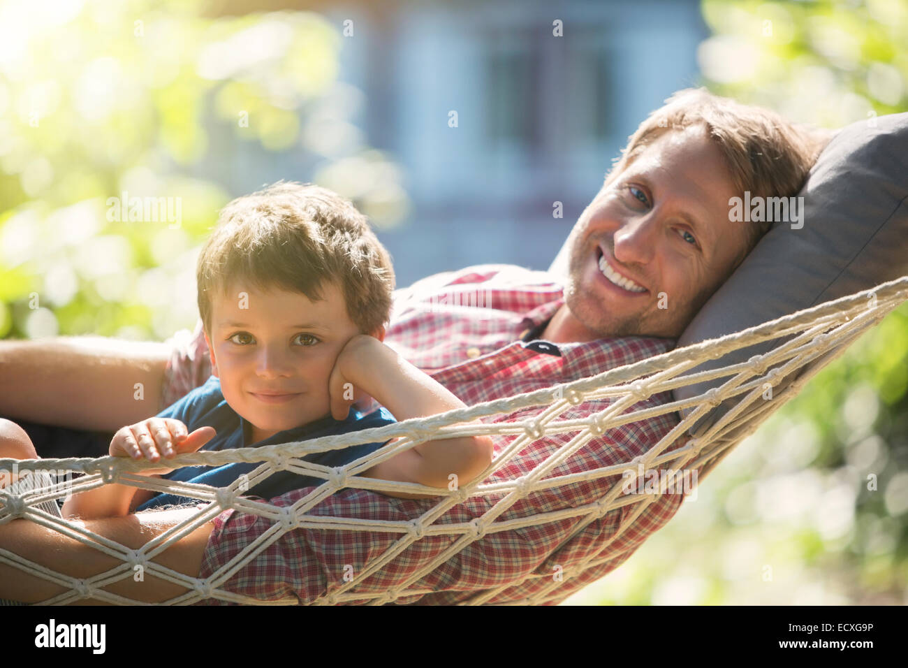 Vater und Sohn zum Entspannen in der Hängematte Stockfoto