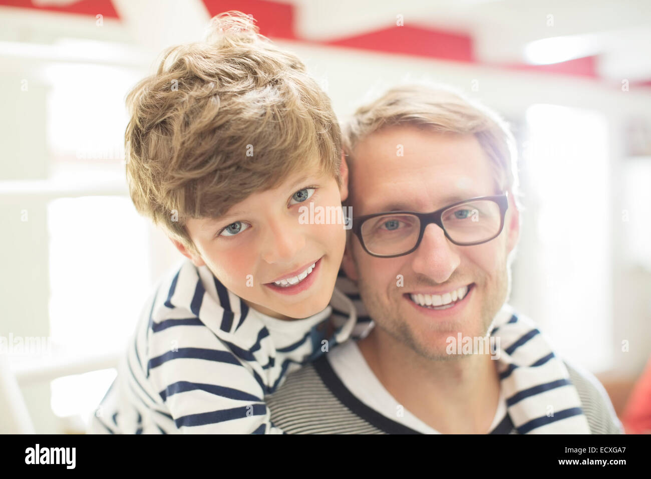 Vater und Sohn lächelnd Stockfoto