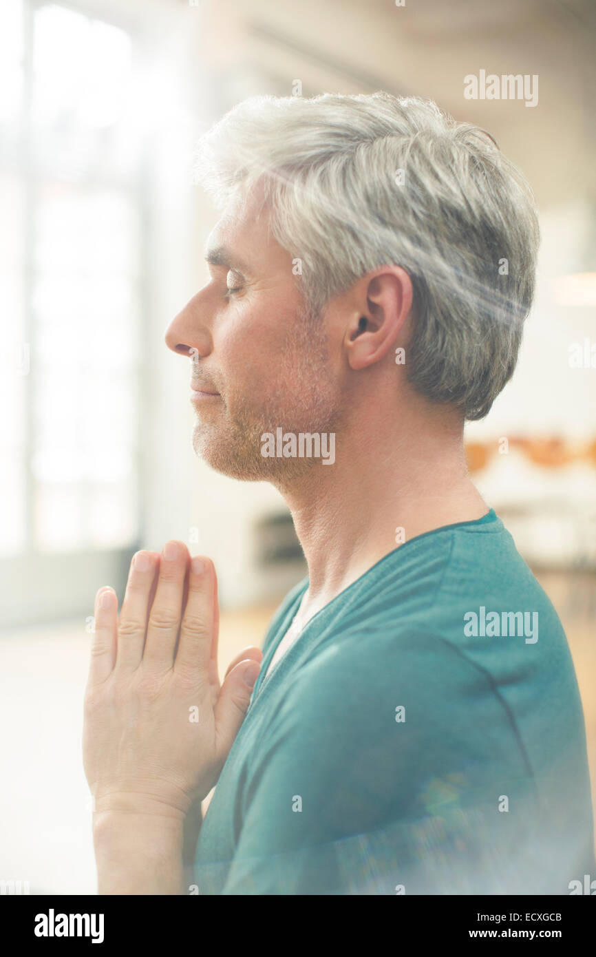 Nahaufnahme des älteren Menschen meditieren Stockfoto