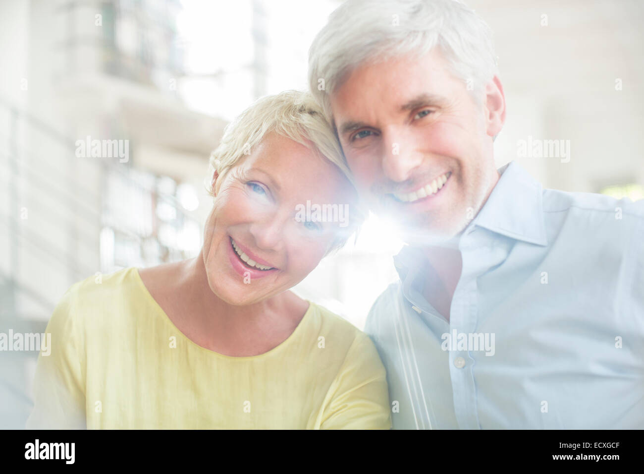 Älteres Ehepaar lächelnd Stockfoto