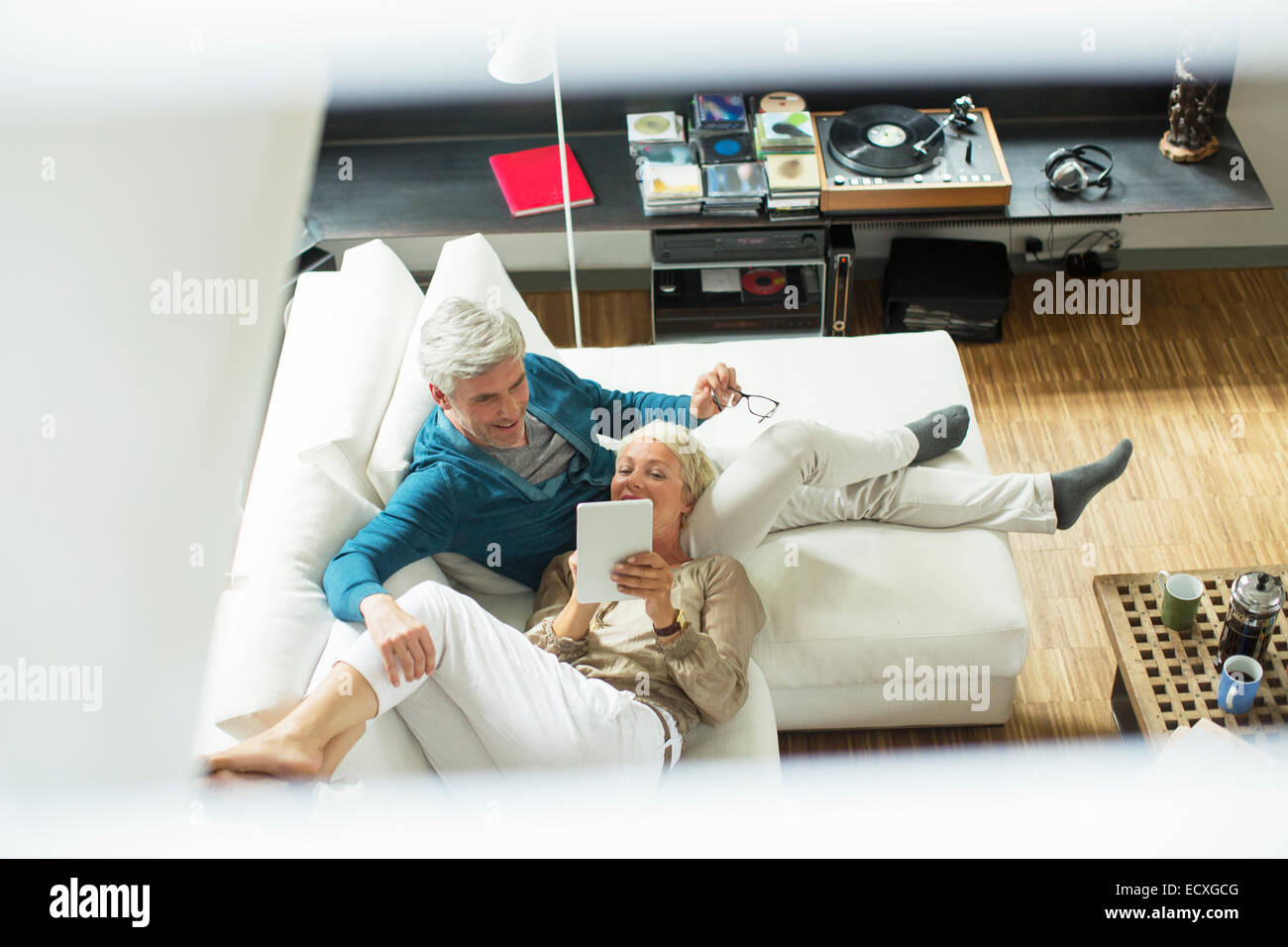 Vogelperspektive Blick auf älteres Ehepaar mit digital-Tablette auf sofa Stockfoto