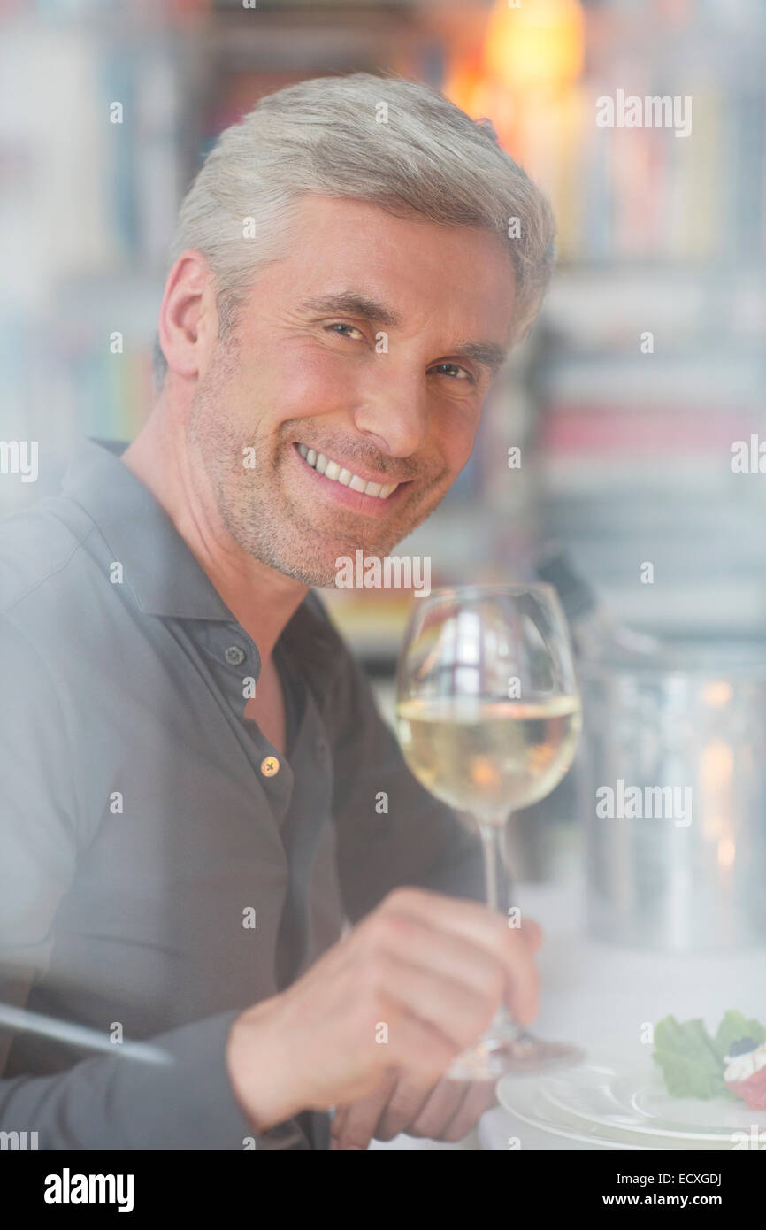 Ältere Menschen trinken Weißwein beim Abendessen Stockfoto
