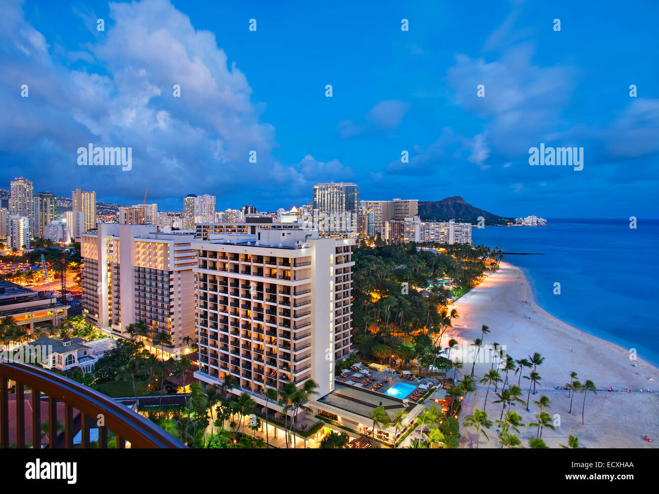 Honolulu, Hawaii-Skyline in der Abenddämmerung Stockfoto