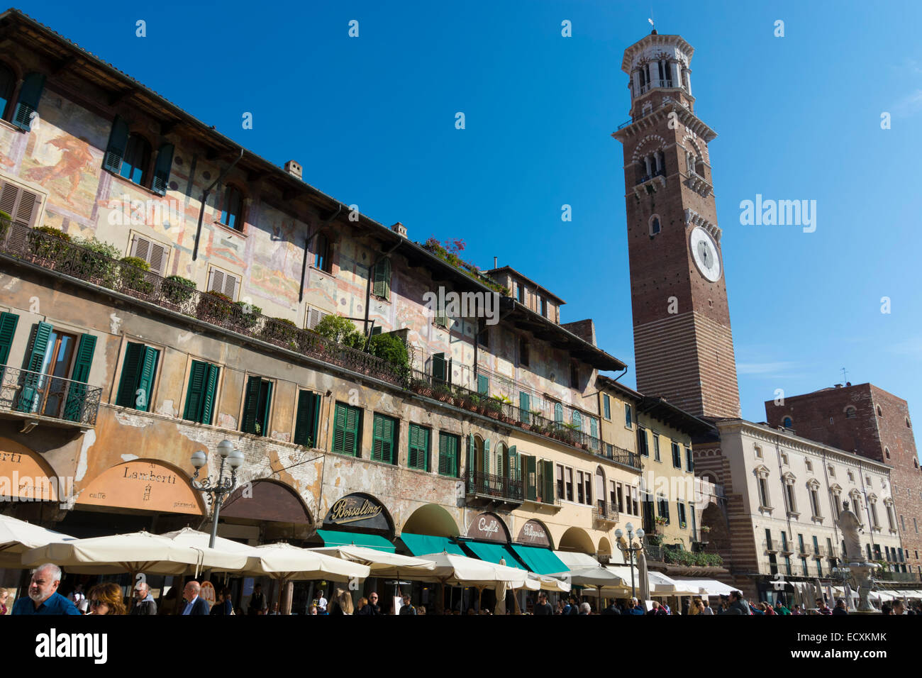Piazza Delle Erbe und der Torre dei Lamberti, Verona, Italien Stockfoto