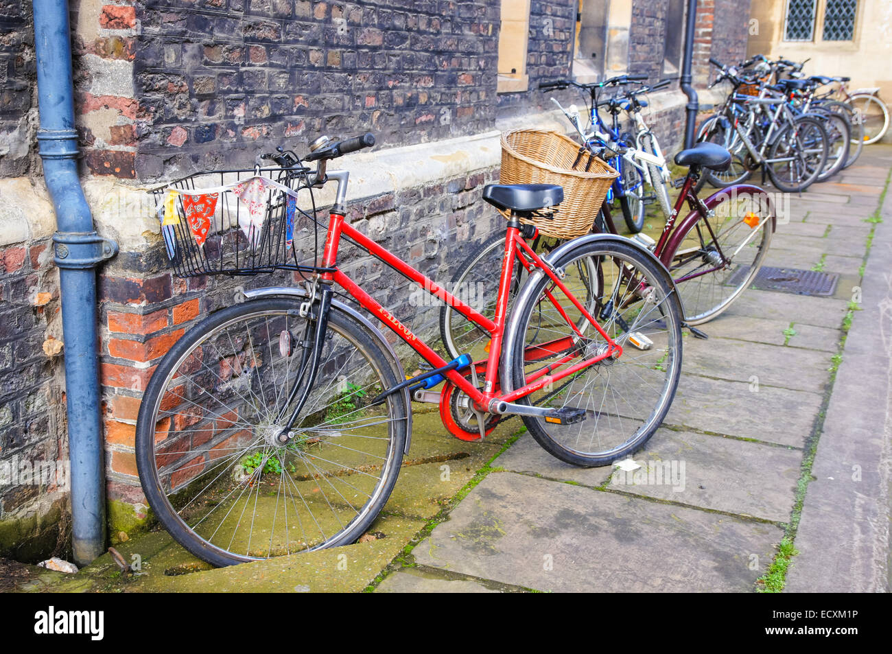 Fahrräder geparkt vor einem College in Cambridge Cambridgeshire England Vereinigtes Königreich Großbritannien Stockfoto