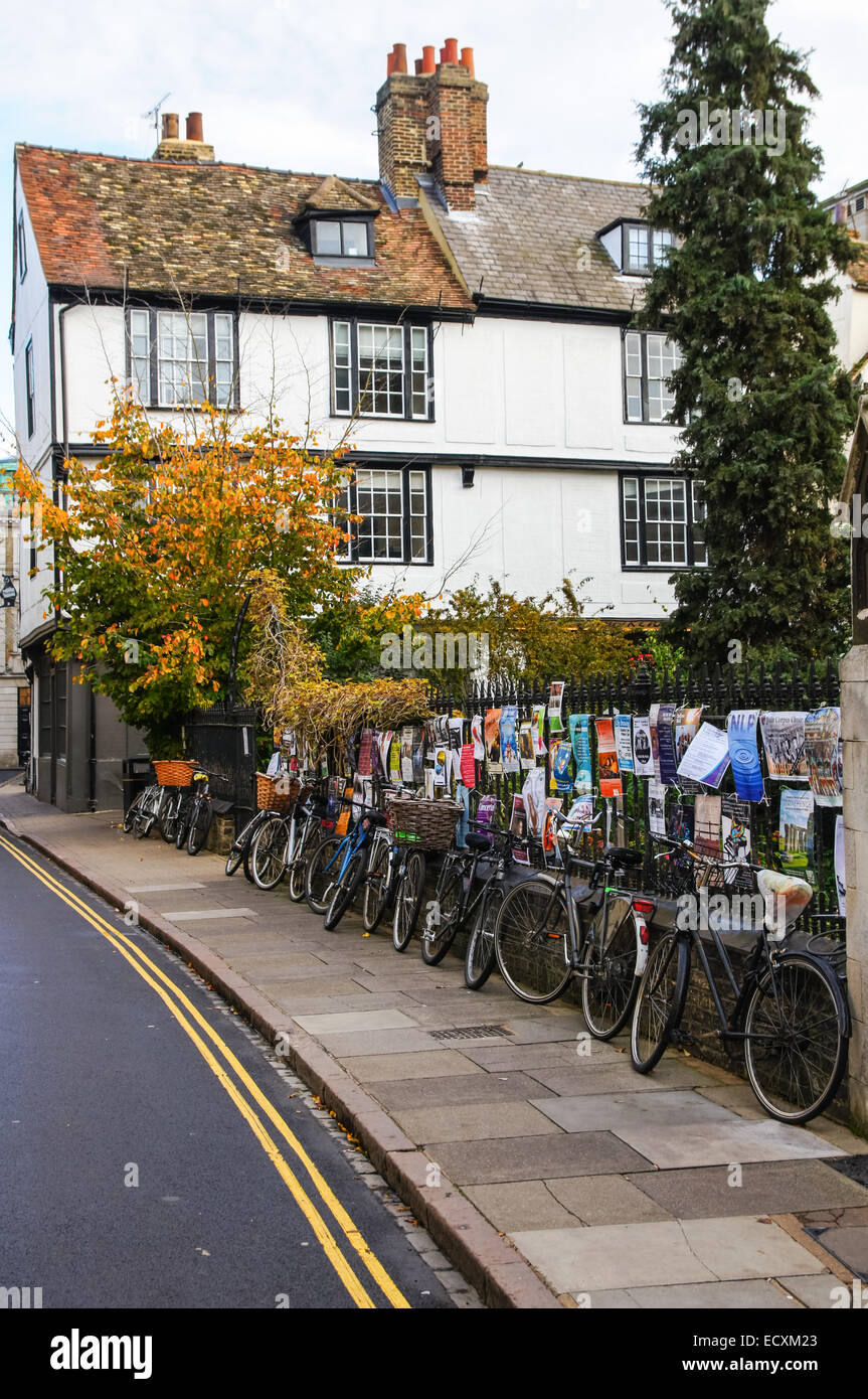 Fahrräder parken auf dem Bürgersteig in Cambridge Cambridgeshire England Vereinigtes Königreich Großbritannien Stockfoto