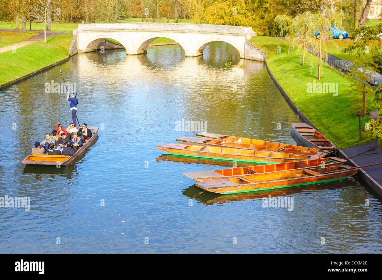 Bootfahren im Herbst auf dem Fluss Cam, Cambridge Cambridgeshire England Vereinigtes Königreich Großbritannien Stockfoto