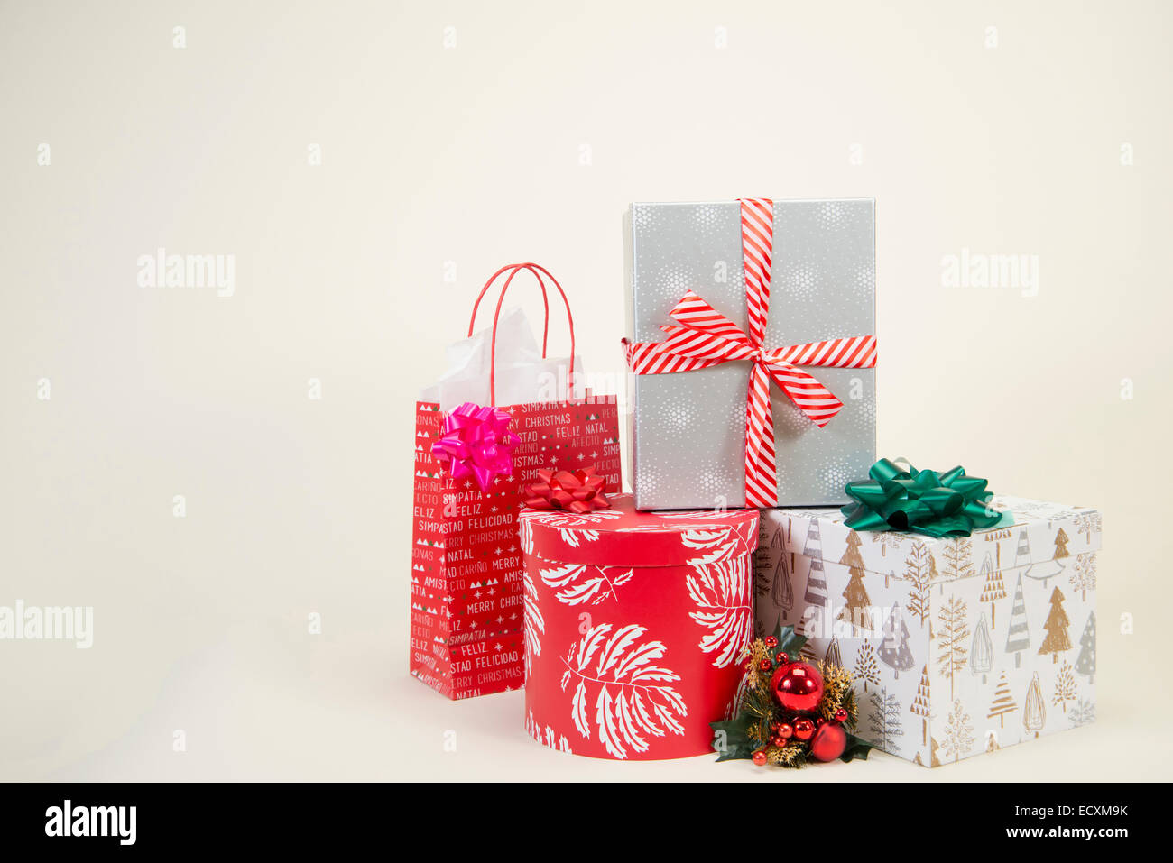 Box und Tasche mit Weihnachtsgeschenke Stockfoto