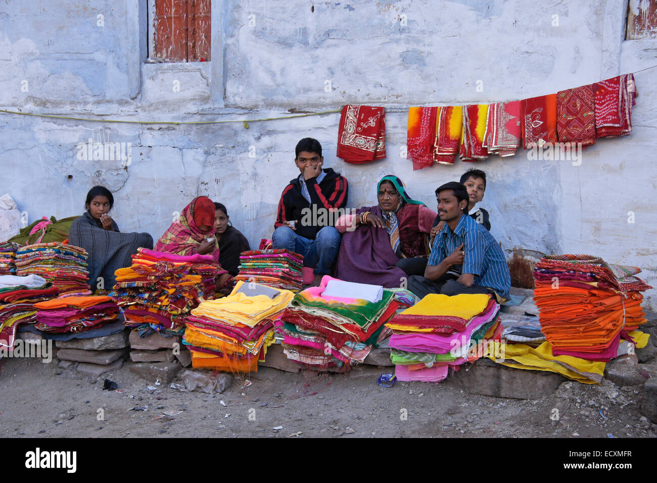 Leute verkaufen bunte Textilien auf Straße, Jodhpur, Rajasthan, Indien Stockfoto