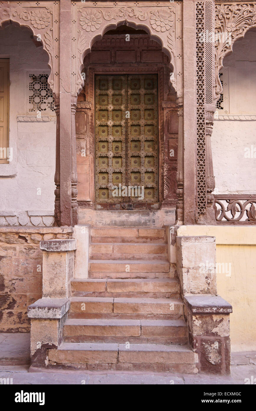 Reich verzierte Tür in (Meherangarh) Mehrangarh Fort, Jodhpur, Rajasthan, Indien Stockfoto