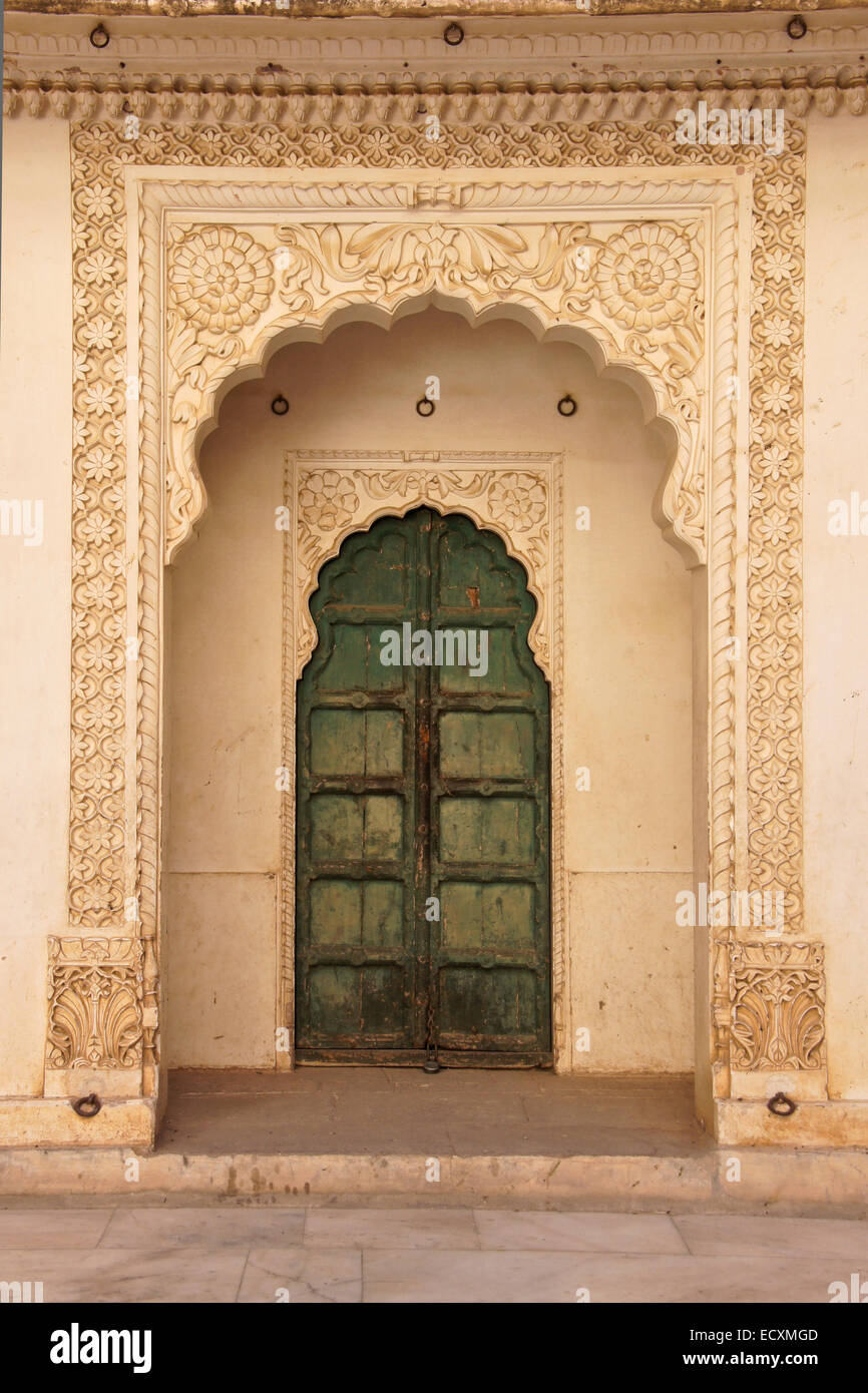 Reich verzierte Tür in (Meherangarh) Mehrangarh Fort, Jodhpur, Rajasthan, Indien Stockfoto
