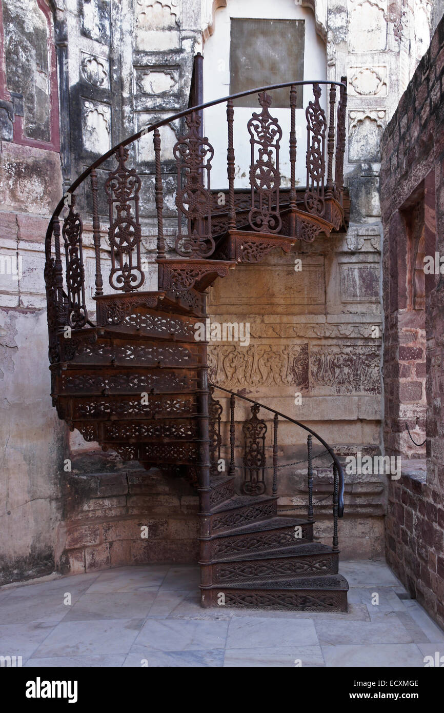 Kunstvoll geschwungene Treppe in (Meherangarh) Mehrangarh Fort, Jodhpur, Rajasthan, Indien Stockfoto