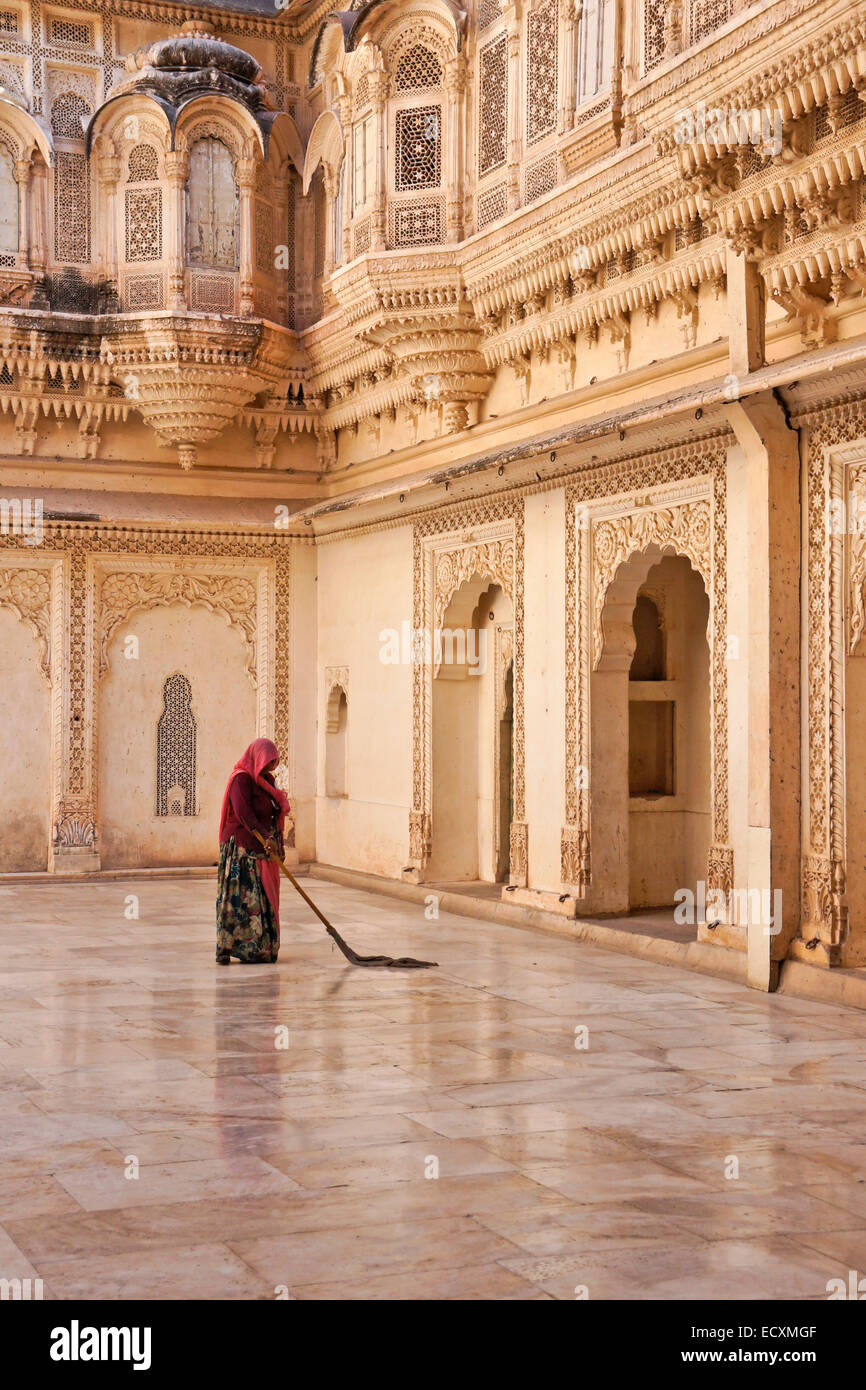 Frau, Reinigung Innenhof (Meherangarh) Mehrangarh Fort, Jodhpur, Rajasthan, Indien Stockfoto