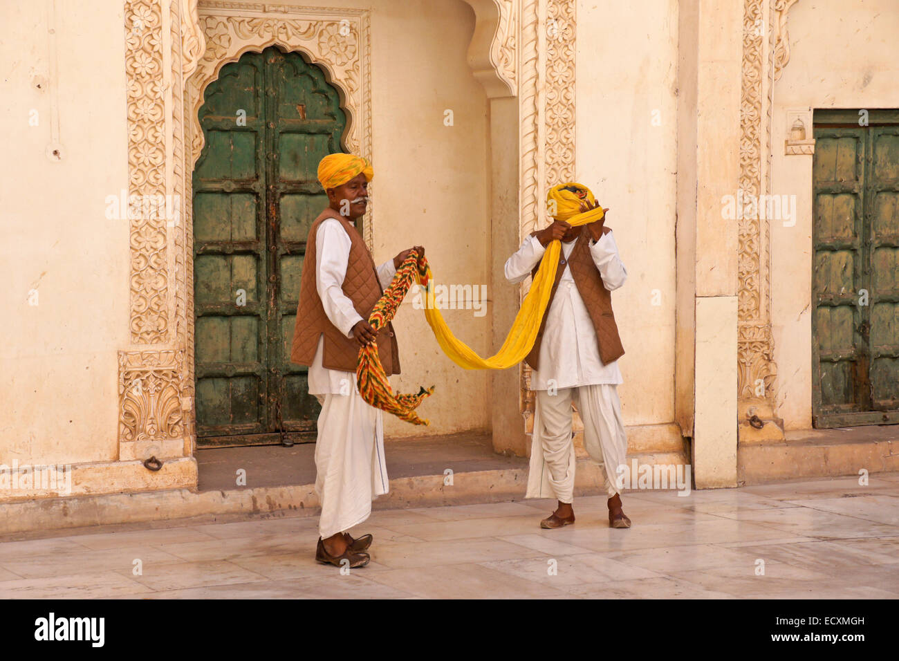 Männer zeigen Umhüllung der Turban, Mehrangarh Fort, Jodhpur, Rajasthan, Indien Stockfoto