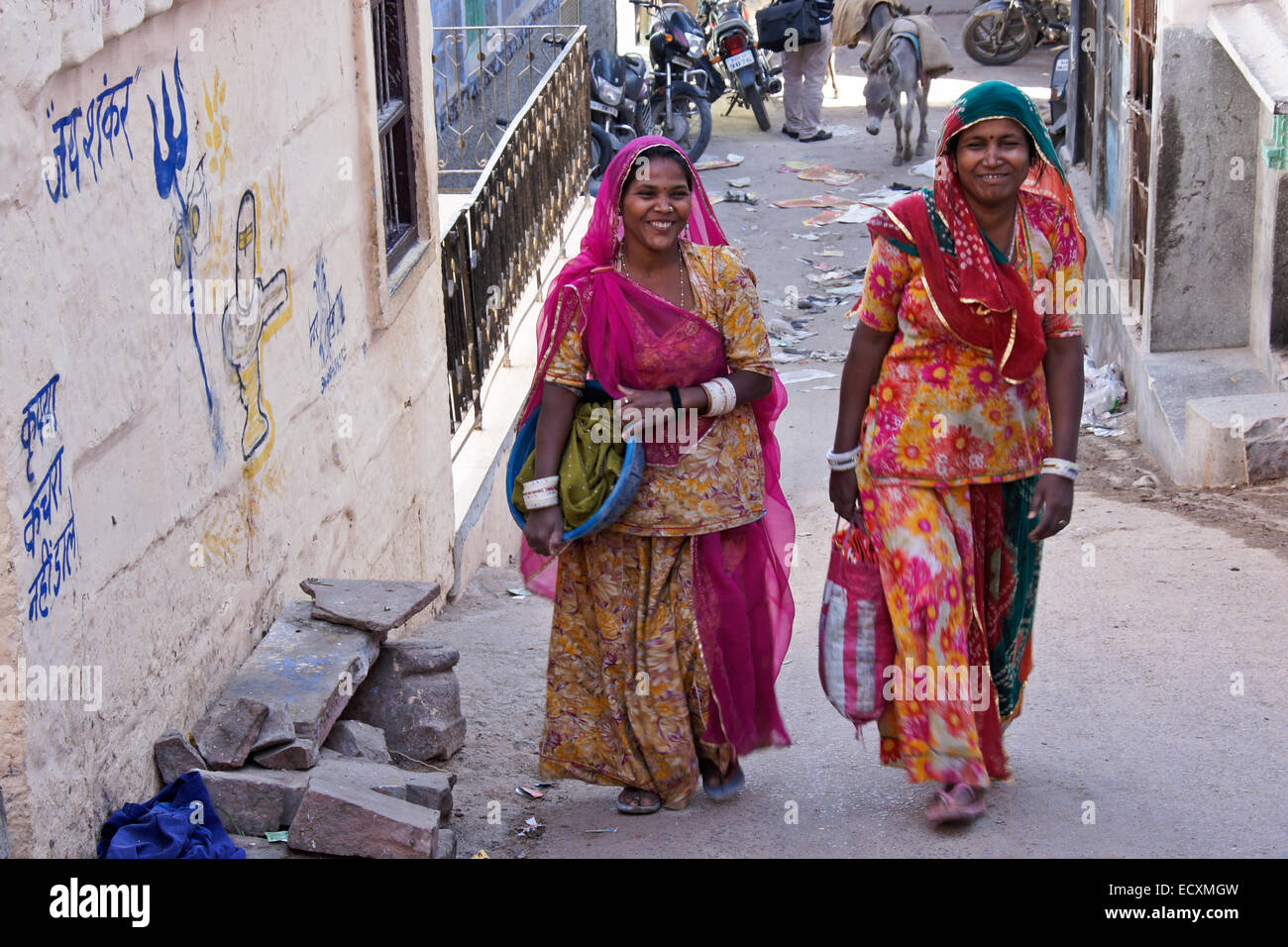 Frauen gehen in blaue Stadt Jodhpur, Rajasthan, Indien Stockfoto