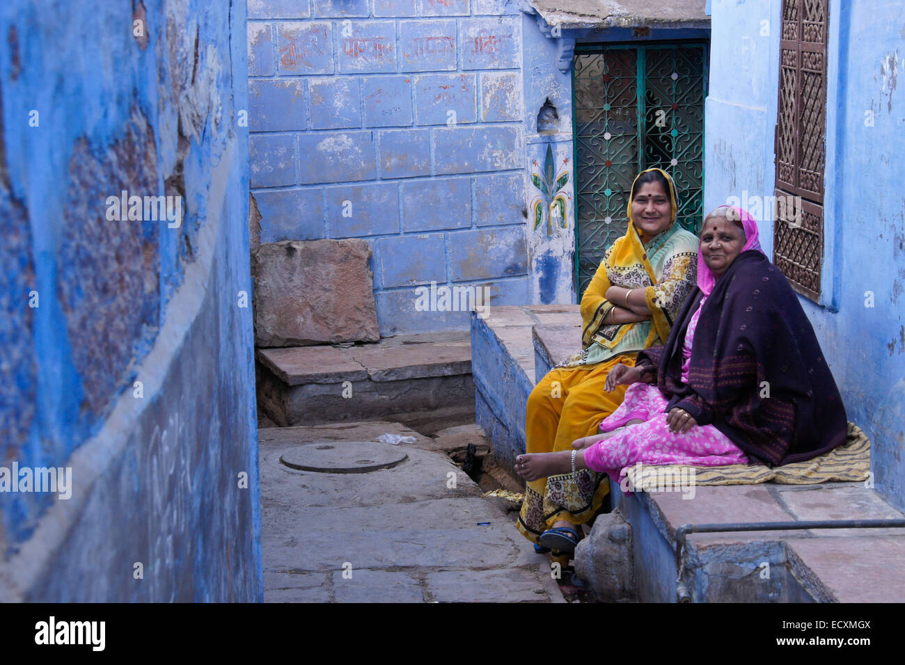 Frauen im Chat auf Schritte des Heims in die blaue Stadt Jodhpur, Rajasthan, Indien Stockfoto