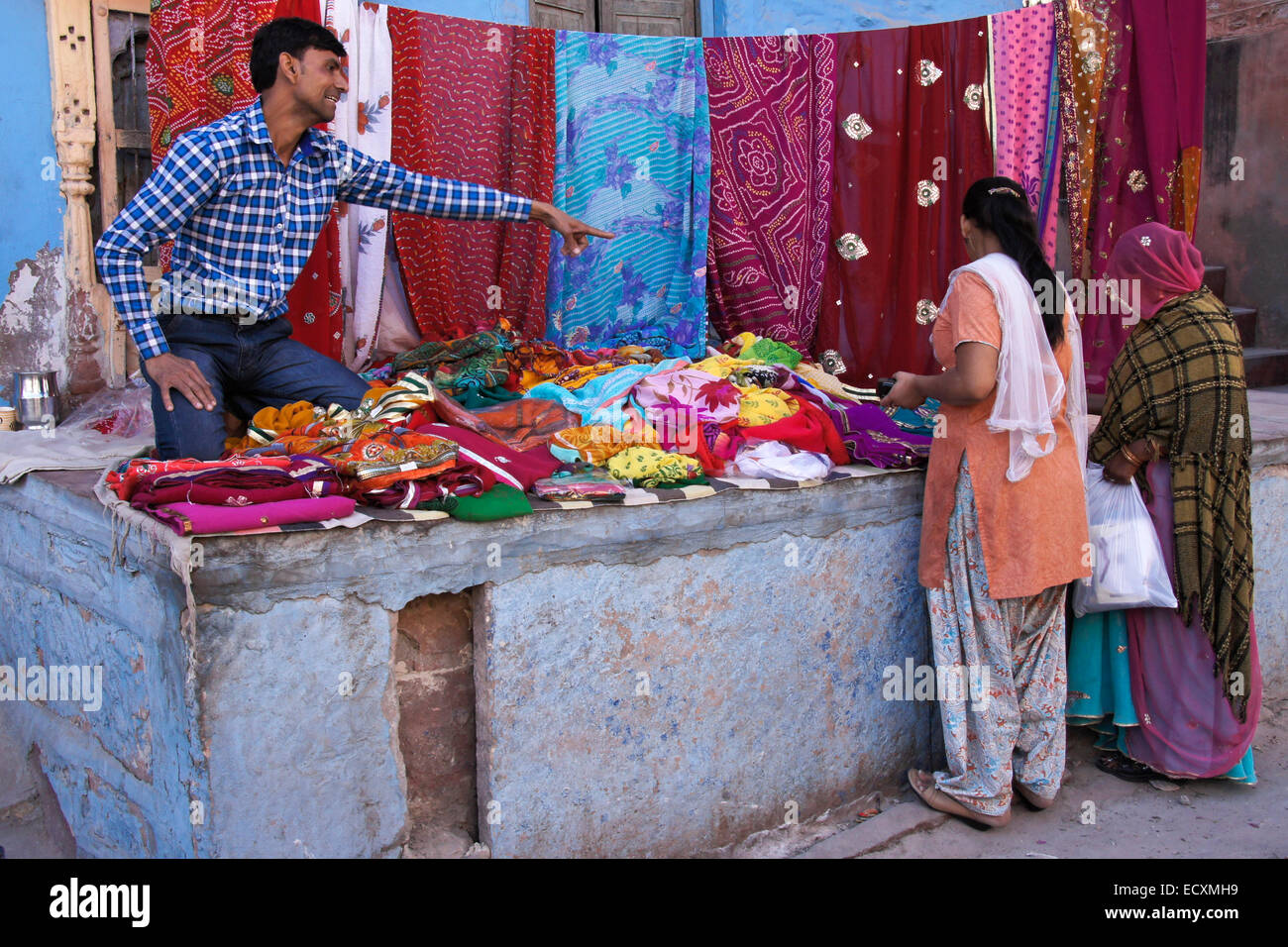 Mann, Verkauf von Sari-Stoffe in die blaue Stadt, vielbereiste, Rajasthan, Indien Stockfoto