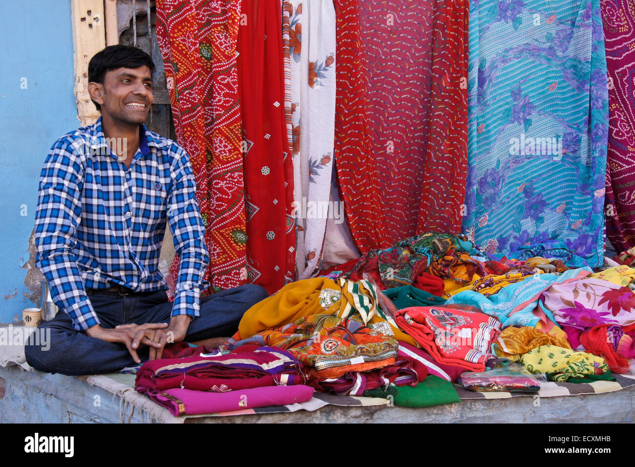 Mann, Verkauf von Sari-Stoffe in die blaue Stadt, vielbereiste, Rajasthan, Indien Stockfoto