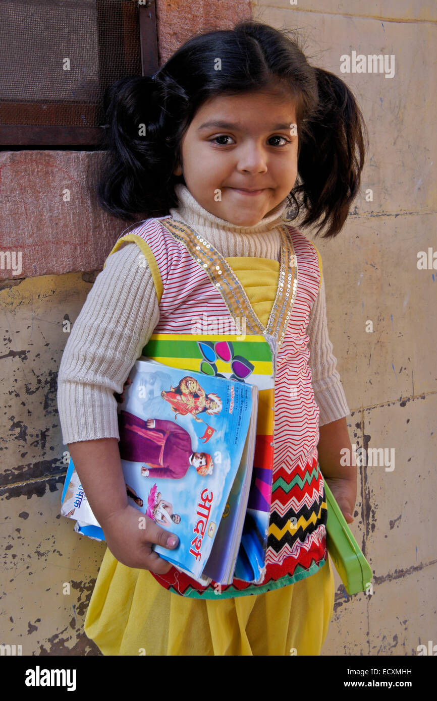 Kleines Mädchen mit Buch, Jodhpur, Rajasthan, Indien Stockfoto
