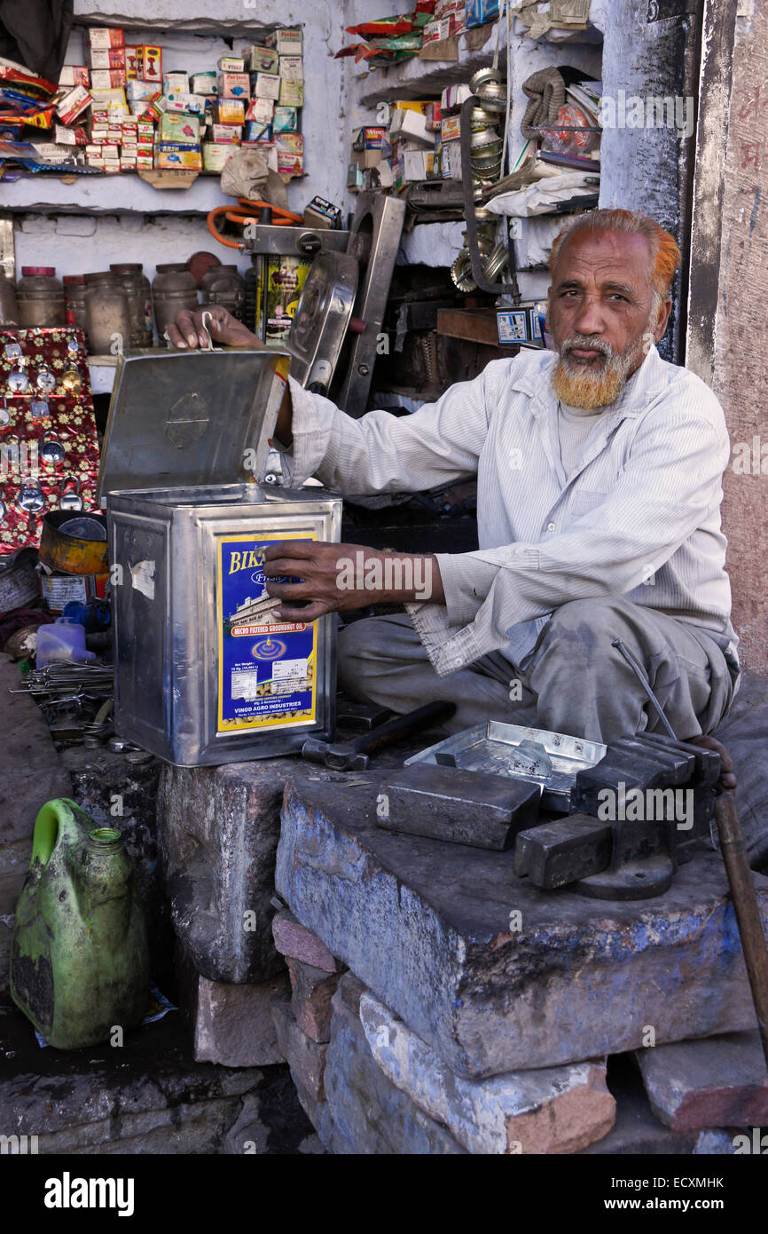 Schlosser vor seinem Geschäft in die blaue Stadt Jodhpur, Rajasthan, Indien Stockfoto