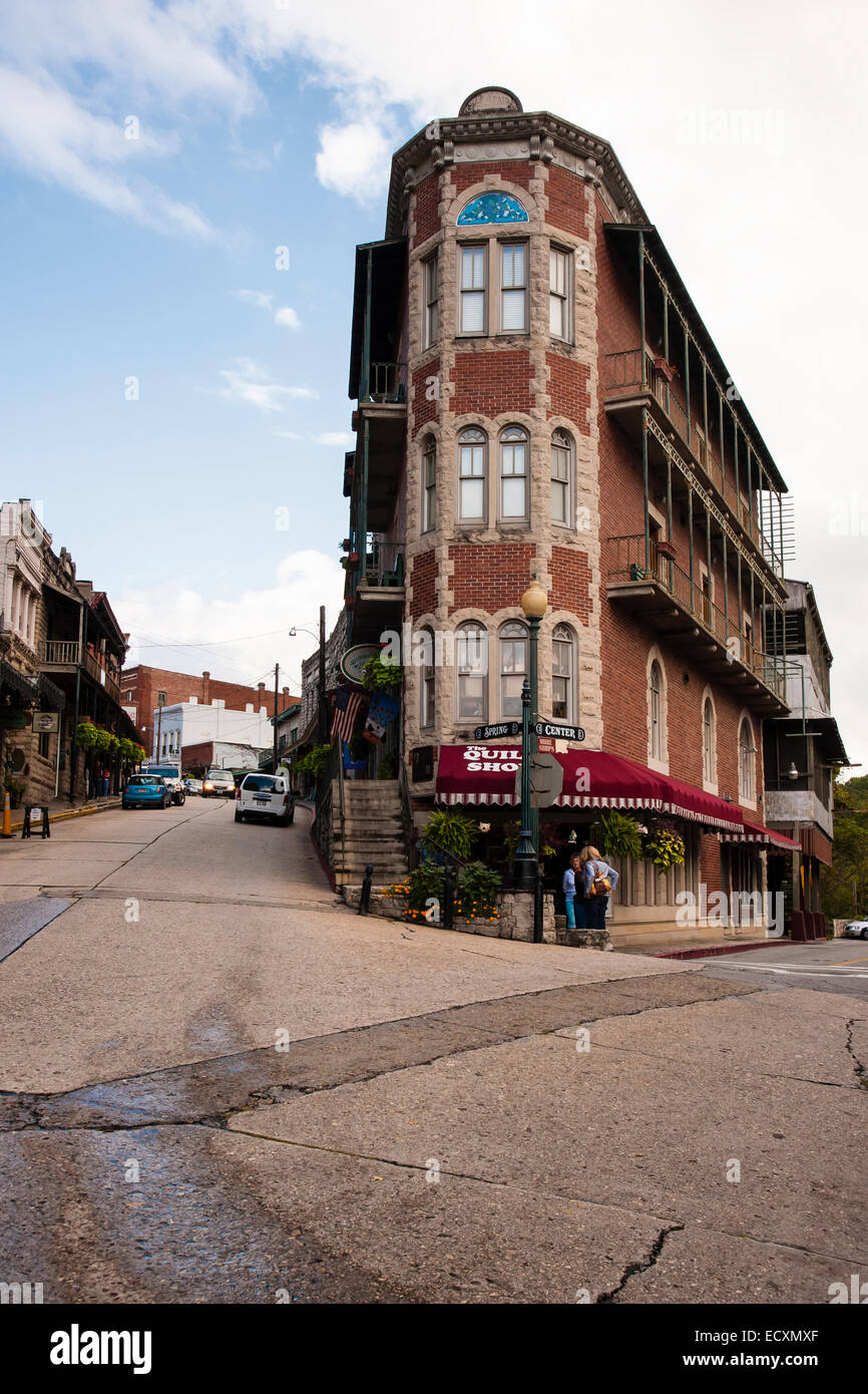 Flatiron Building in der Innenstadt von Eureka Springs, Arkansas Stockfoto