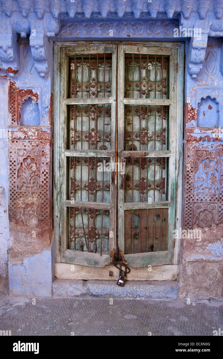 Alte Tür des Hauses in die blaue Stadt Jodhpur, Rajasthan, Indien Stockfoto