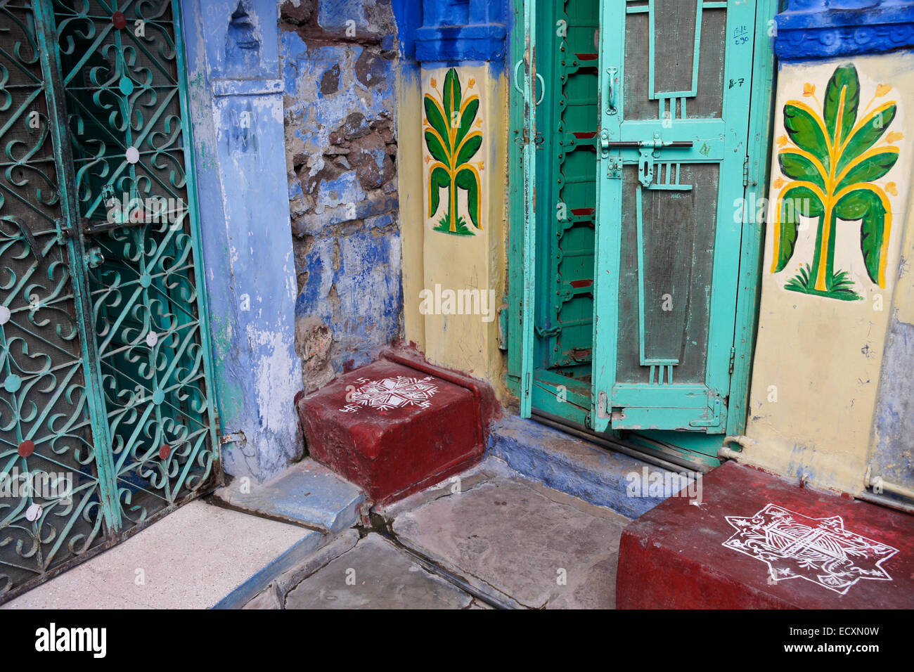 Bunte alte Heimat in die blaue Stadt Jodhpur, Rajasthan, Indien Stockfoto