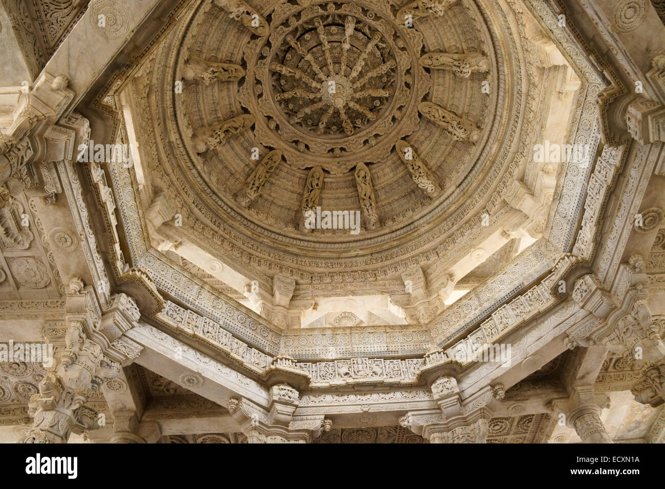 Geschnitzten Marmor Kuppeldecke der Adinath Jain-Tempel in Ranakpur, Rajasthan, Indien Stockfoto